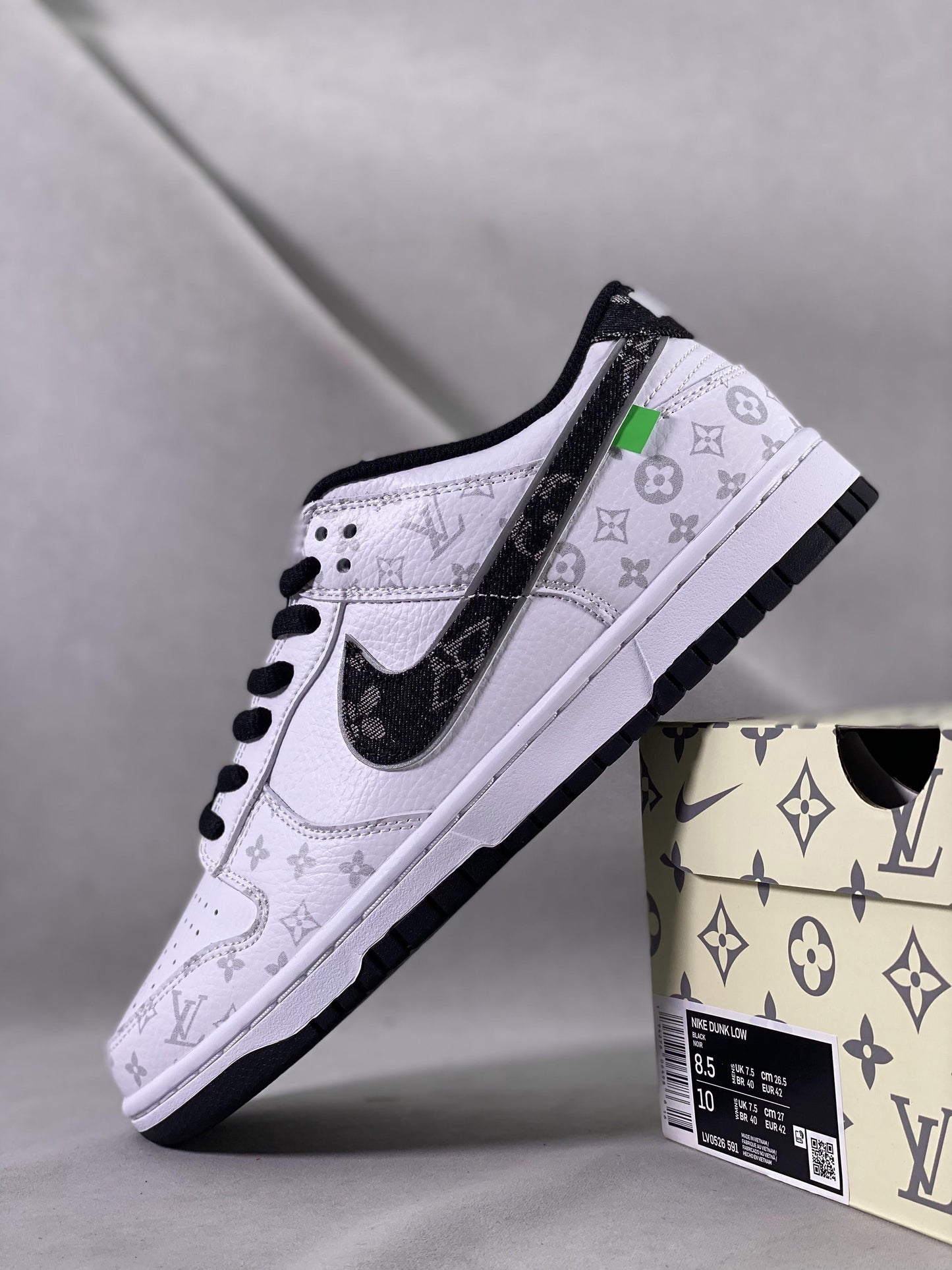 Designer SB Dunk Low x LV 0526 591