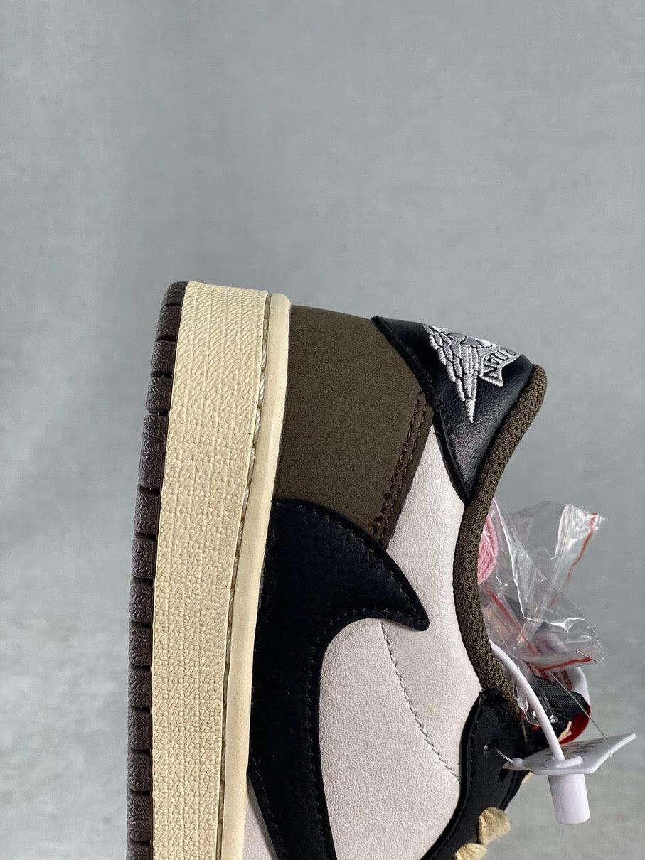 Designer Travis Scott × Air Jordan 1 Low OG “Reverse M CQ4277 105