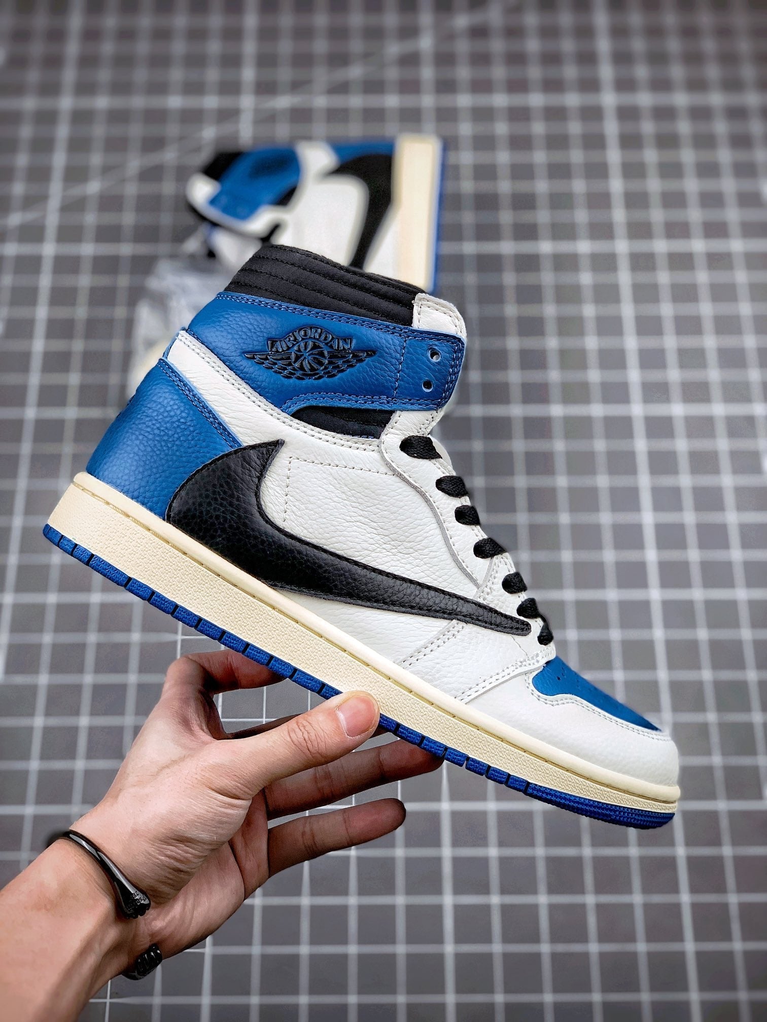 Designer Air Jordan 1 High OG SP Fragment x Travis Scott DH3227-105