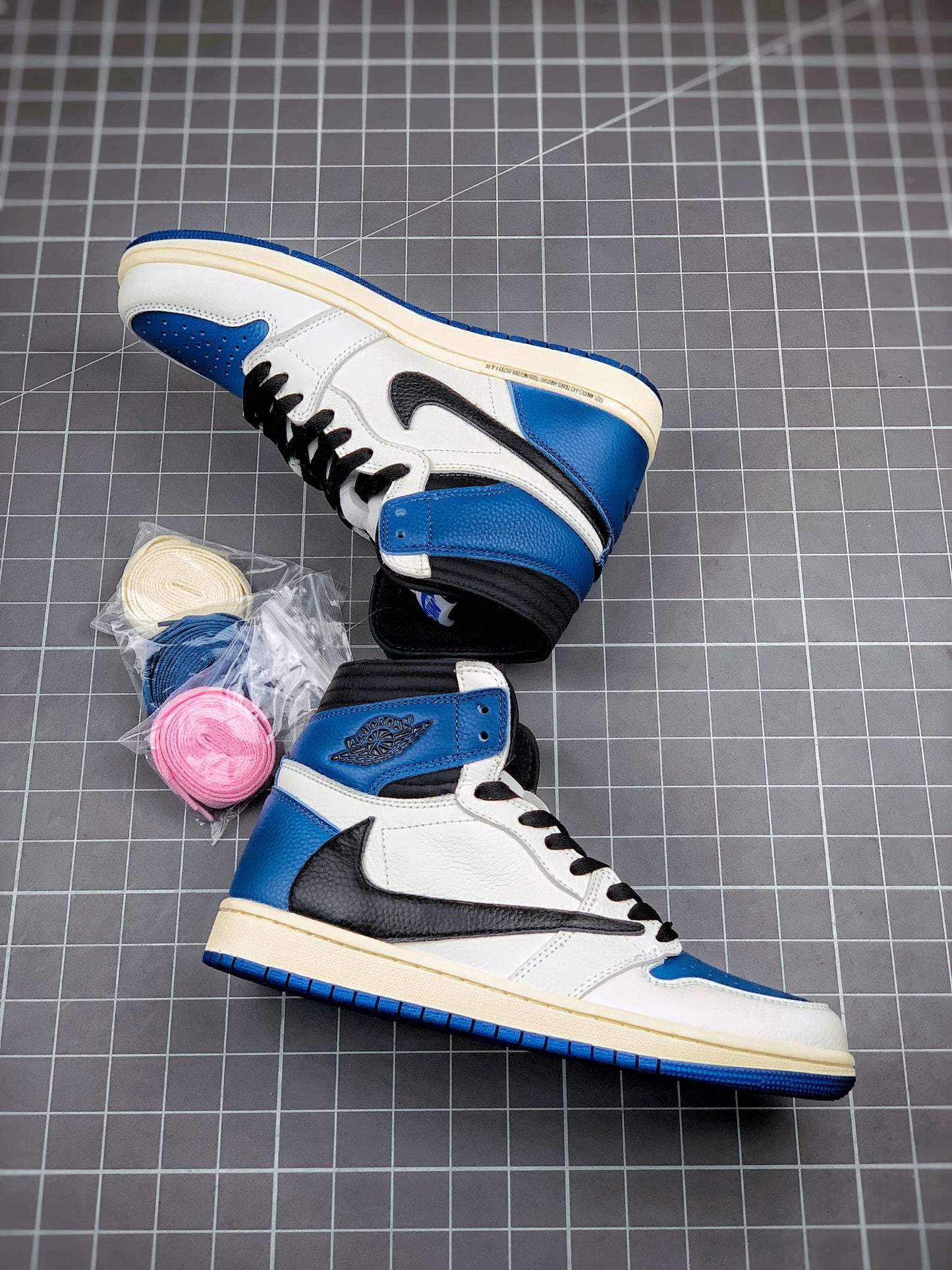 Designer Air Jordan 1 High OG SP Fragment x Travis Scott DH3227-105