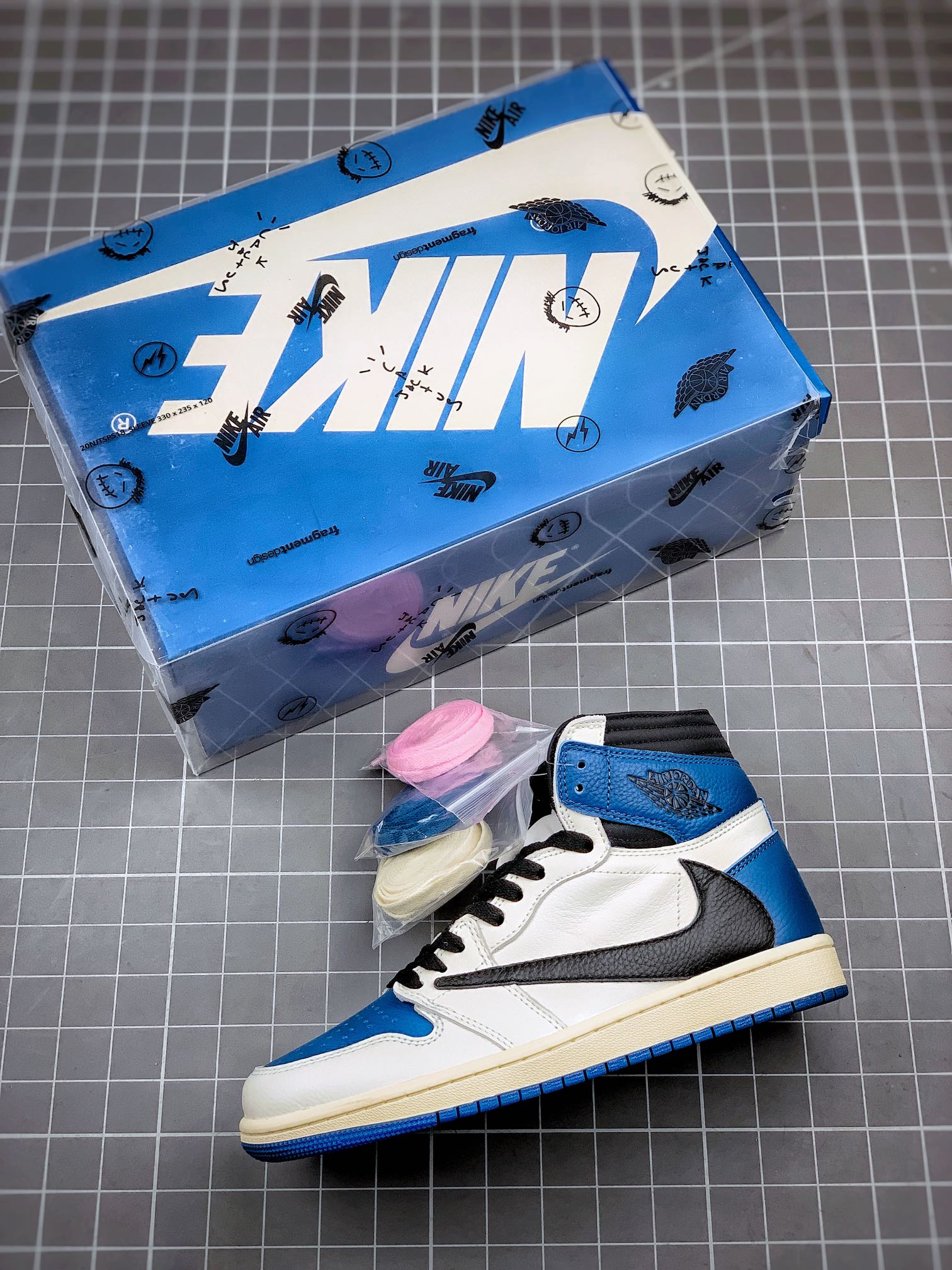 Designer Air Jordan 1 High OG SP Fragment x Travis Scott DH3227-105