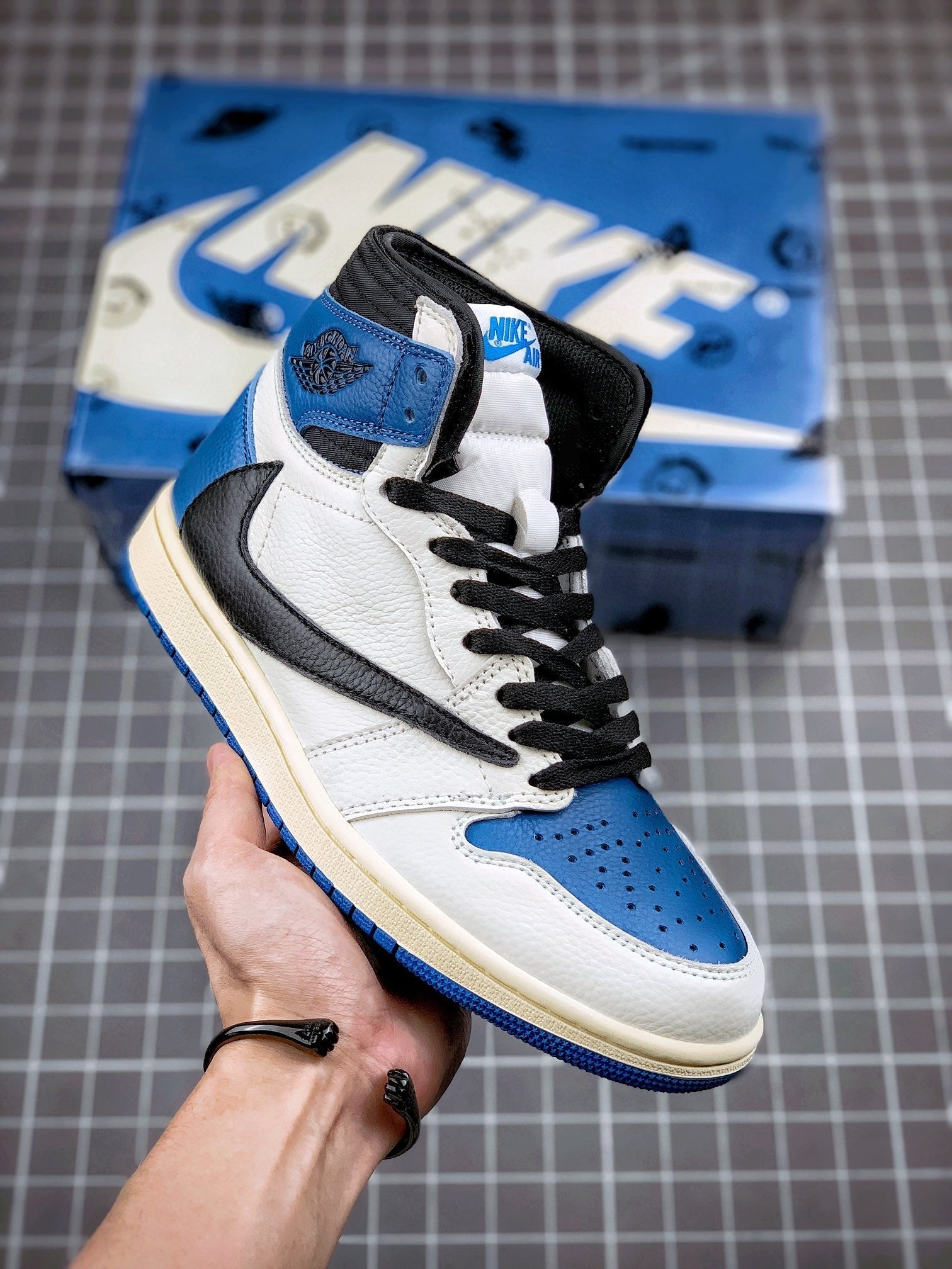 Designer Air Jordan 1 High OG SP Fragment x Travis Scott DH3227-105