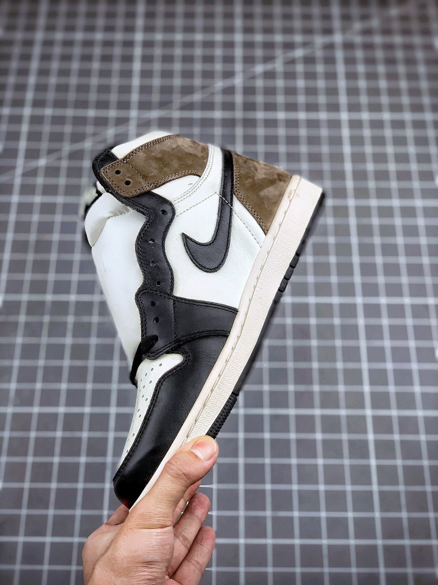 Designer Jordan 1 Retro High Dark Mocha - 555088-105