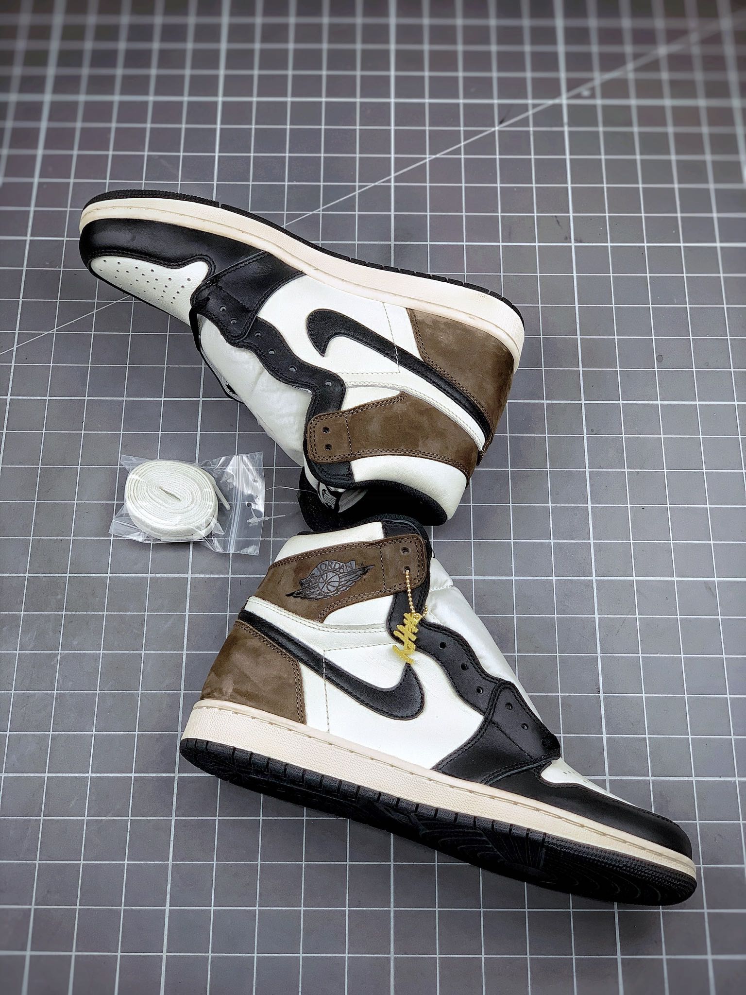 Designer Jordan 1 Retro High Dark Mocha - 555088-105