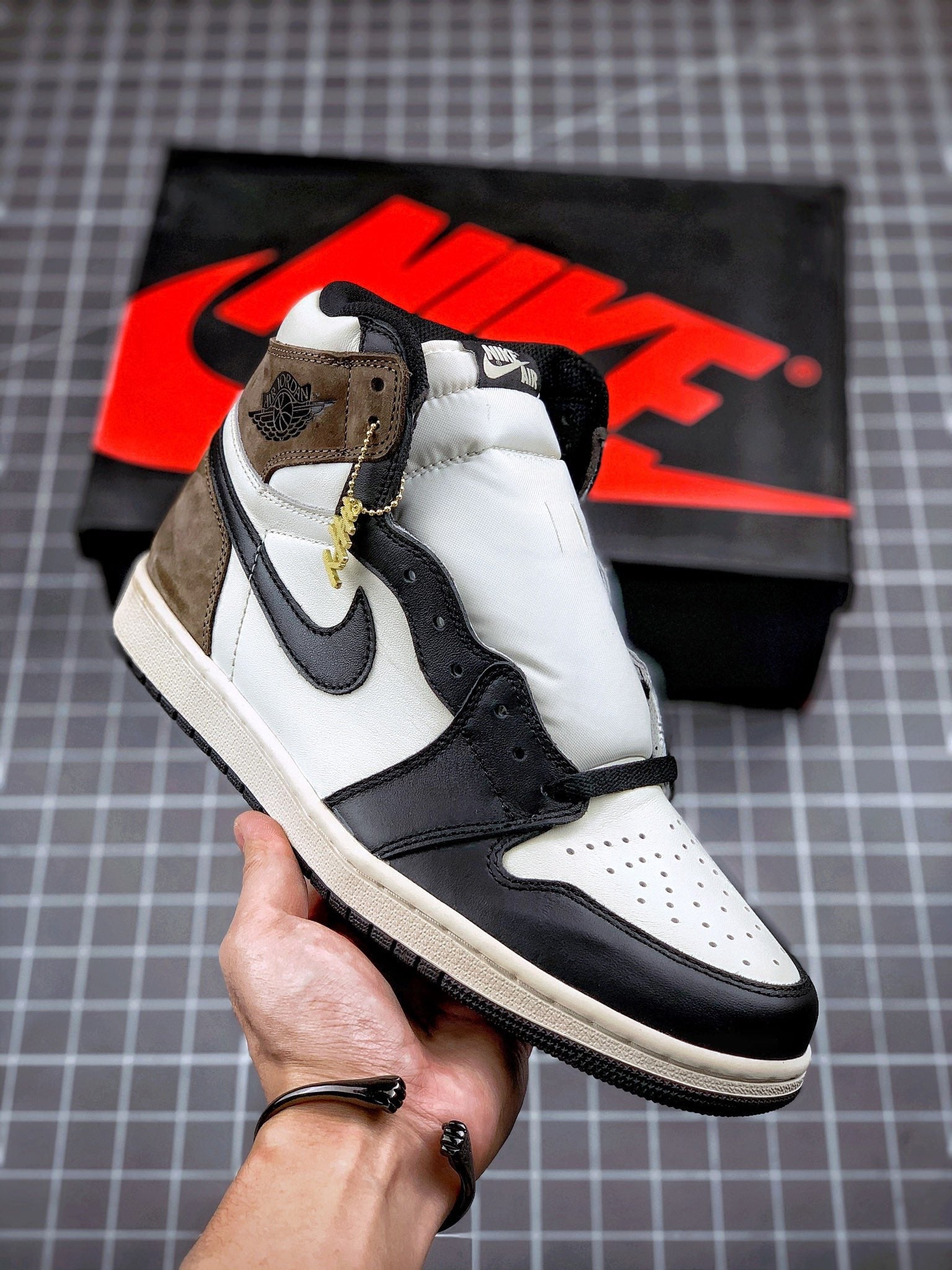 Designer Jordan 1 Retro High Dark Mocha - 555088-105