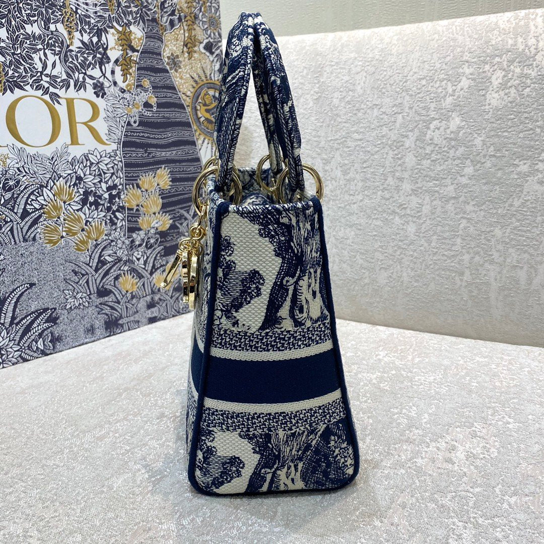 DI Medium Lady D-Lite Bag Blue Toile de Jouy Reverse Embroidery, Blue Handbags, Crossbody Bags, 24cm CD M0565ORGO_M928