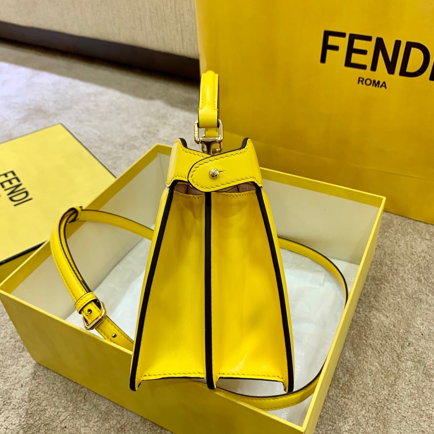 FI Peekaboo ISeeU East-West Yellow For Women, Women&#8217;s Handbags 11.4in/29cm FF 8BN323