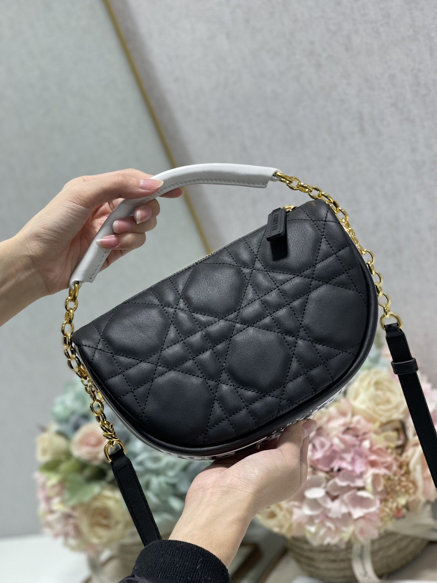 DI Small Vibe Hobo Bag Black Cannage, Black Handbags, Crossbody Bags, 20cm CD M7200ONOA_M911