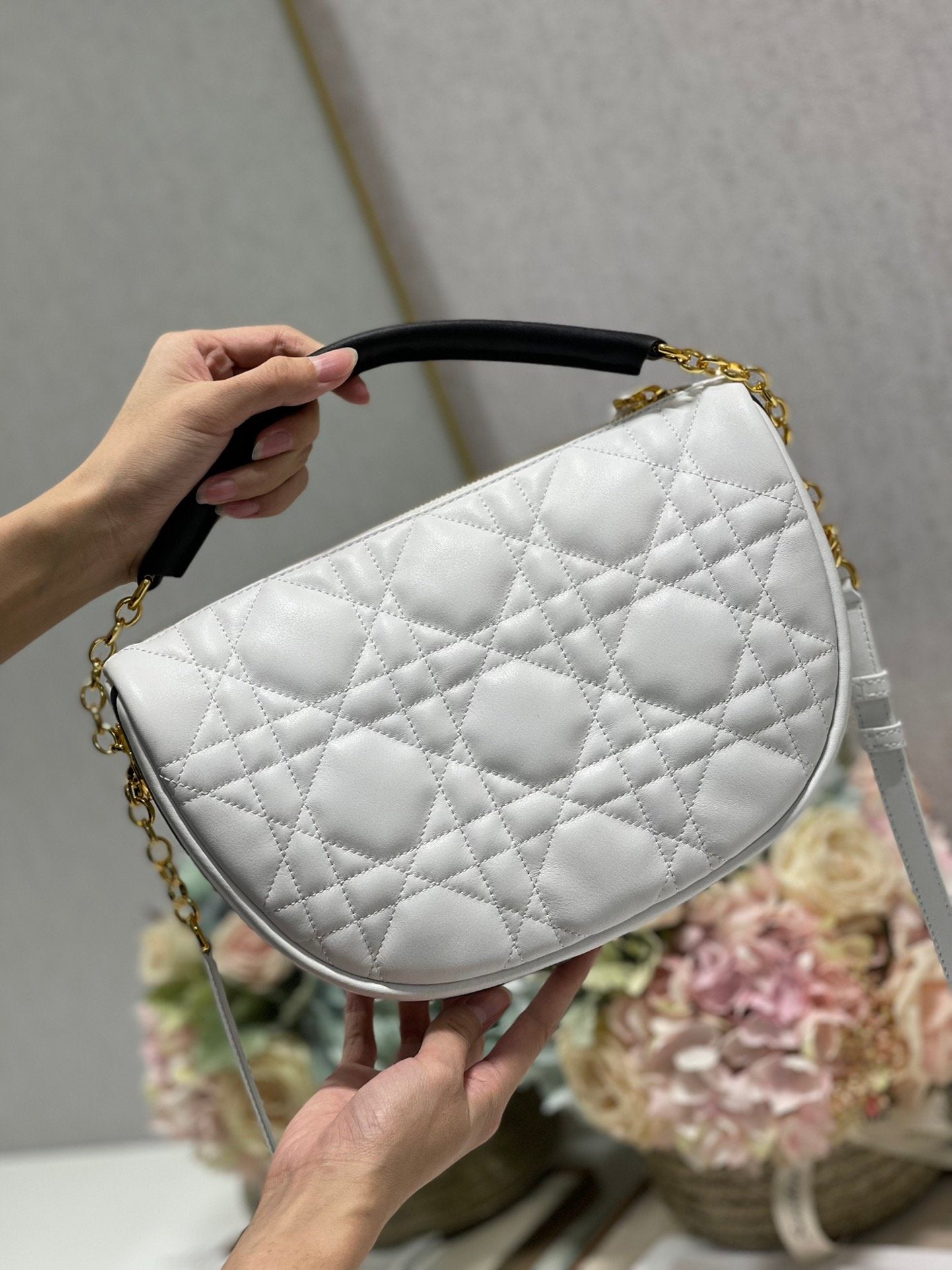 DI Medium Vibe Hobo Bag White Cannage, White Handbags, Crossbody Bags, 30cm CD M7201ONOA_M879