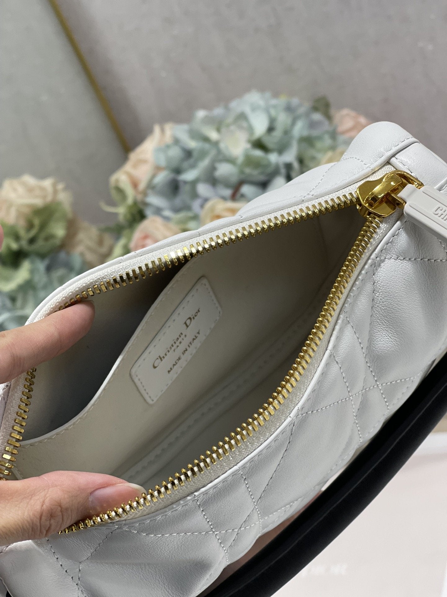 DI Small Vibe Hobo Bag White Cannage, White Handbags, Crossbody Bags, 20cm CD M7200ONOA_M879