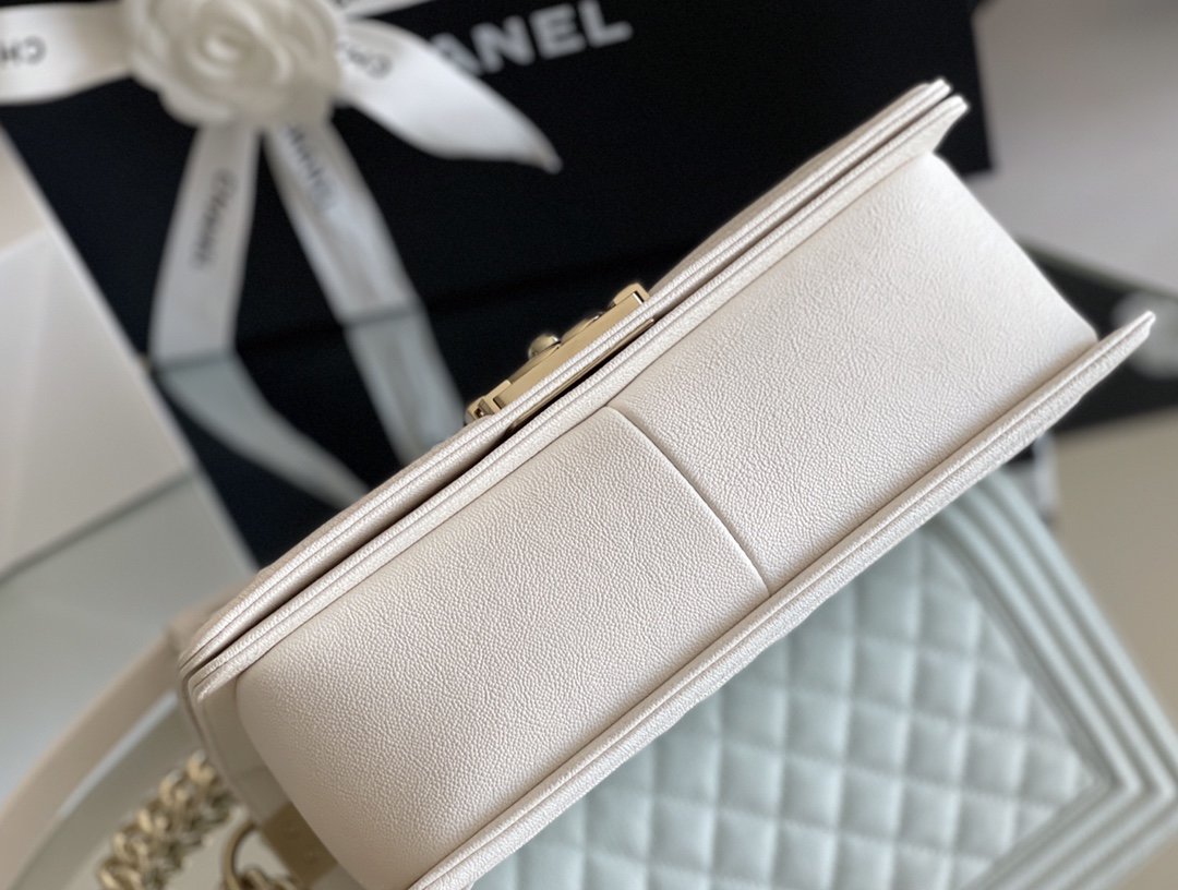 ChanelMedium Classic Flap Bag 25cm White For Women A67086