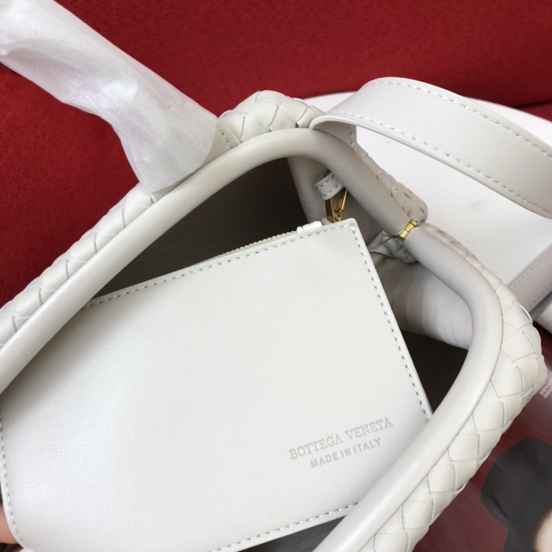 BV Handle White, For Women, Women’s Bags 13.4in/34cm