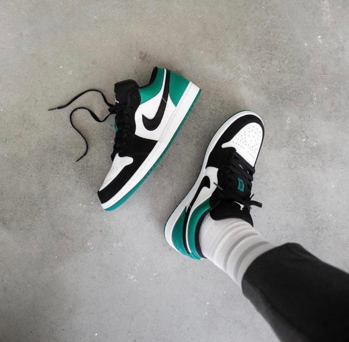 VO - AJ1 black and green toes