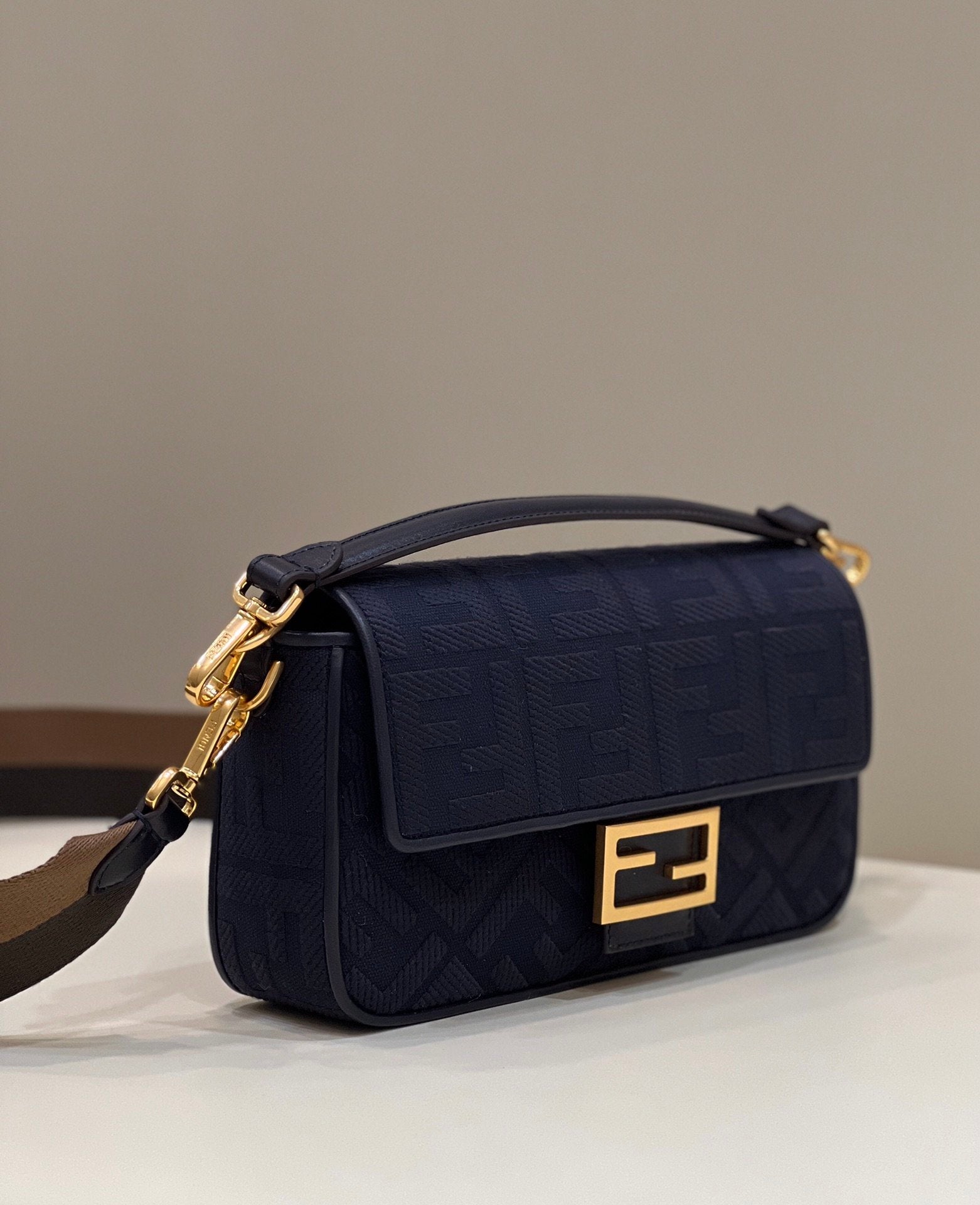 FI Baguette Dark Blue For Women, Women&#8217;s Handbags, Shoulder And Crossbody Bags, 10.6in/27cm FF 8BR600AC9OF19PO