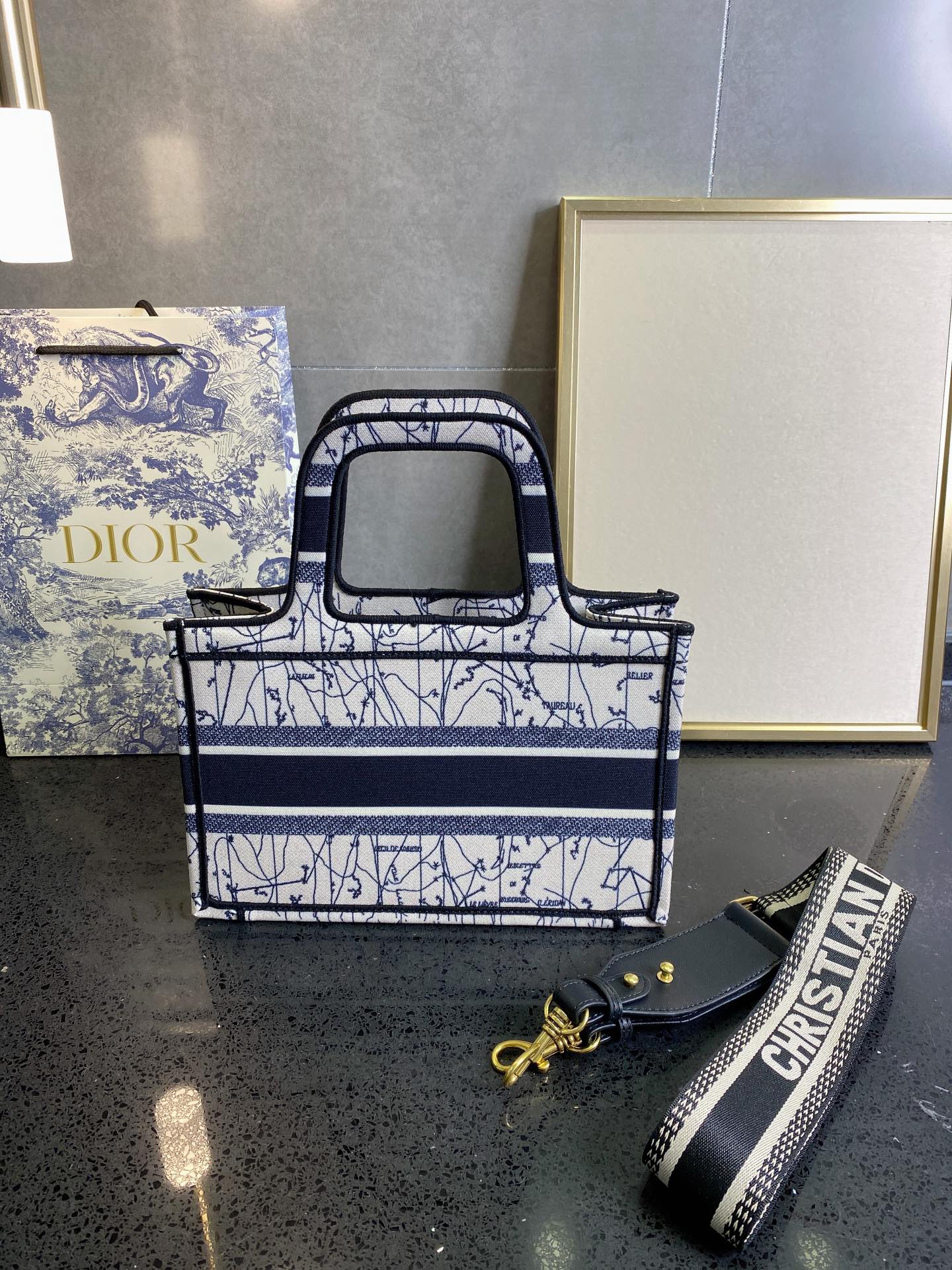 VO - AF Handbags DIR 186