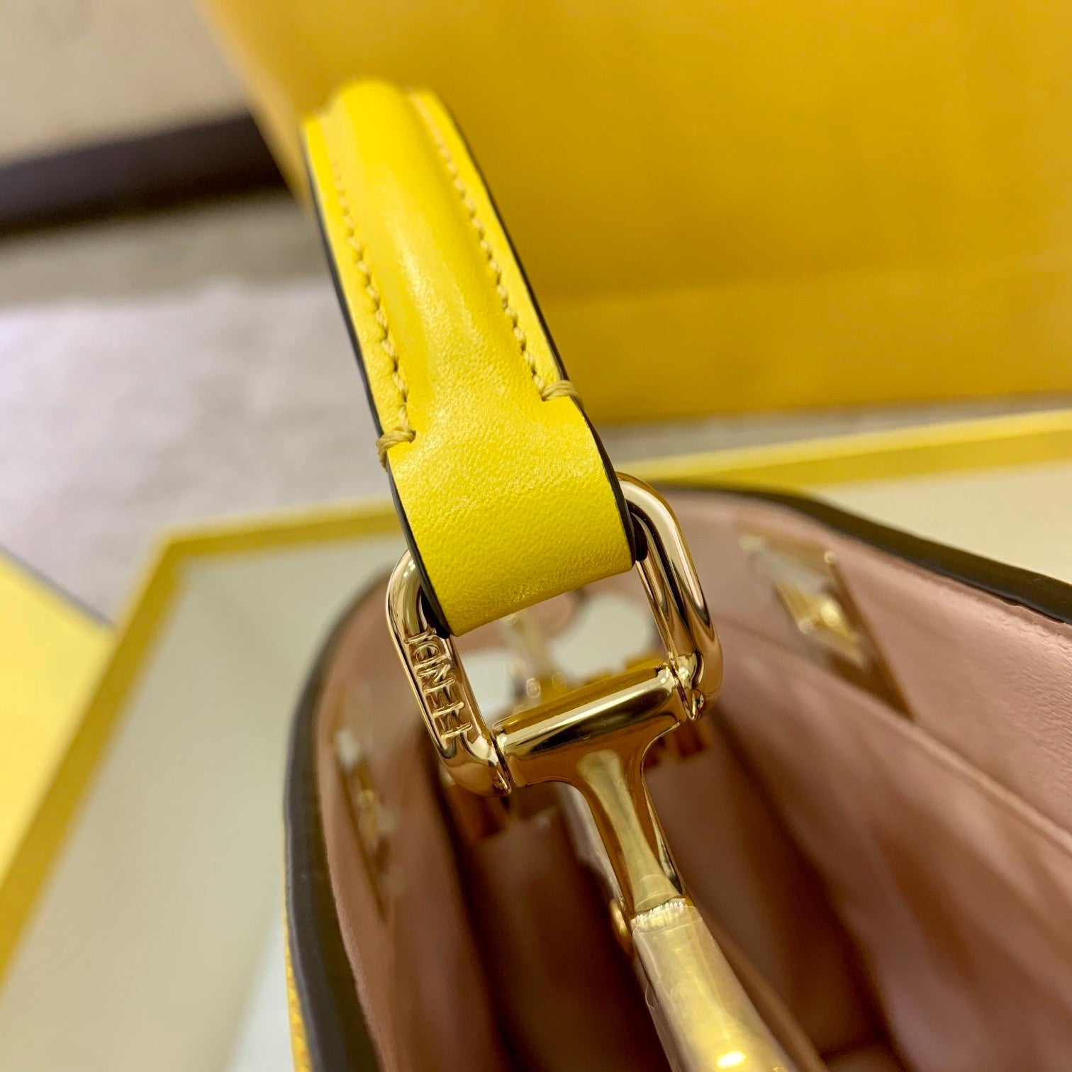 FI Peekaboo ISeeU East-West Yellow For Women, Women&#8217;s Handbags 11.4in/29cm FF 8BN323