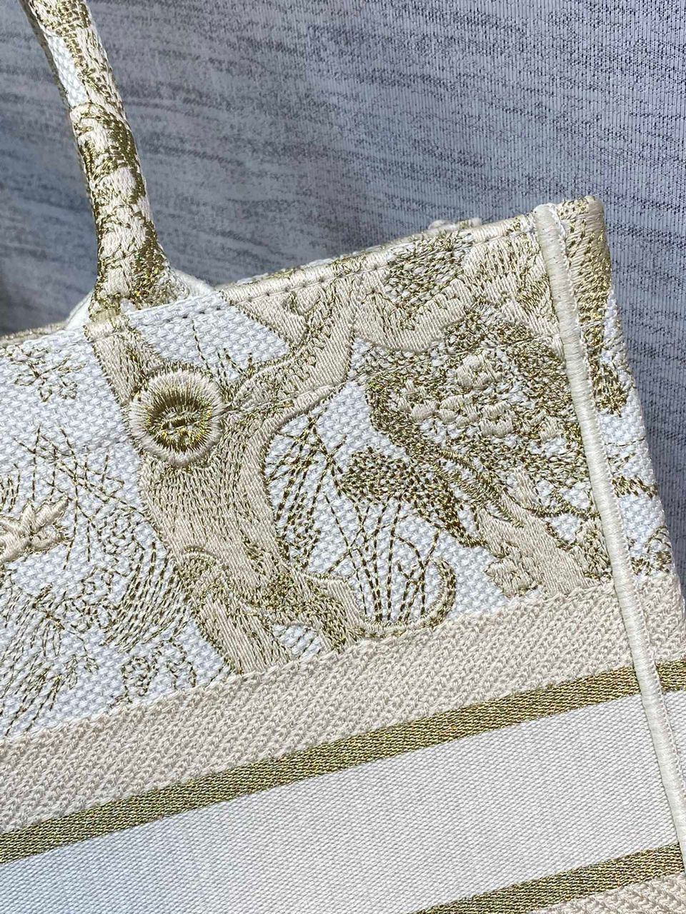 DI Medium Book Tote Gold-Tone Toile de Jouy Embroidery, Gold, For Women Women’s Handbags, 36cm CD M1296ZTQO_M01E