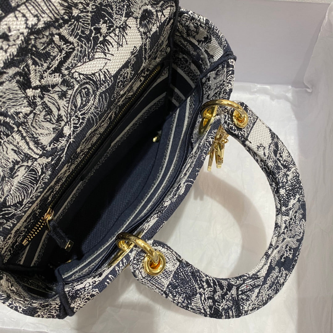 DI Medium Lady D-Lite Bag Toile de Jouy Stripes Embroidery, Navy Blue Handbags, 24cm CD M0565ORLP_M928