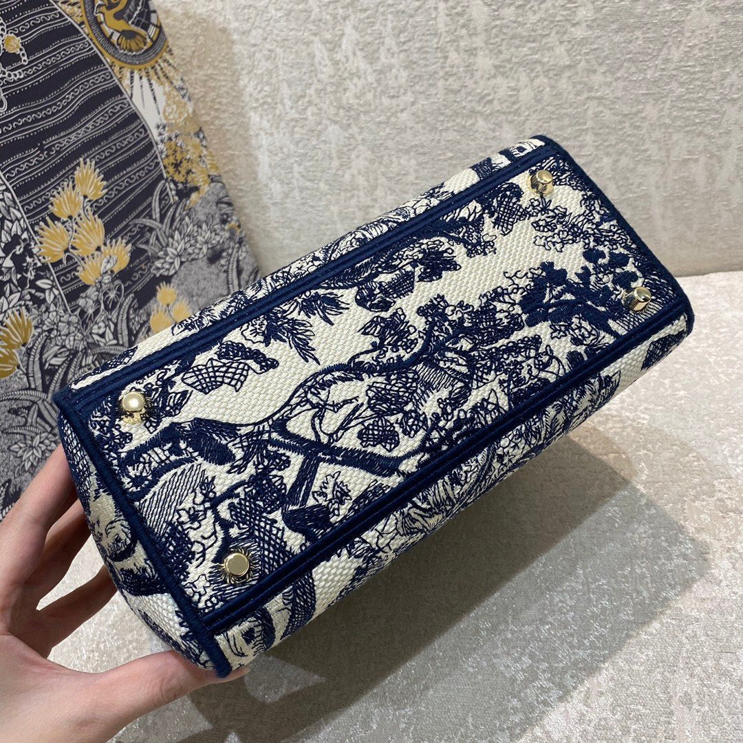 DI Medium Lady D-Lite Bag Blue Toile de Jouy Reverse Embroidery, Blue Handbags, Crossbody Bags, 24cm CD M0565ORGO_M928