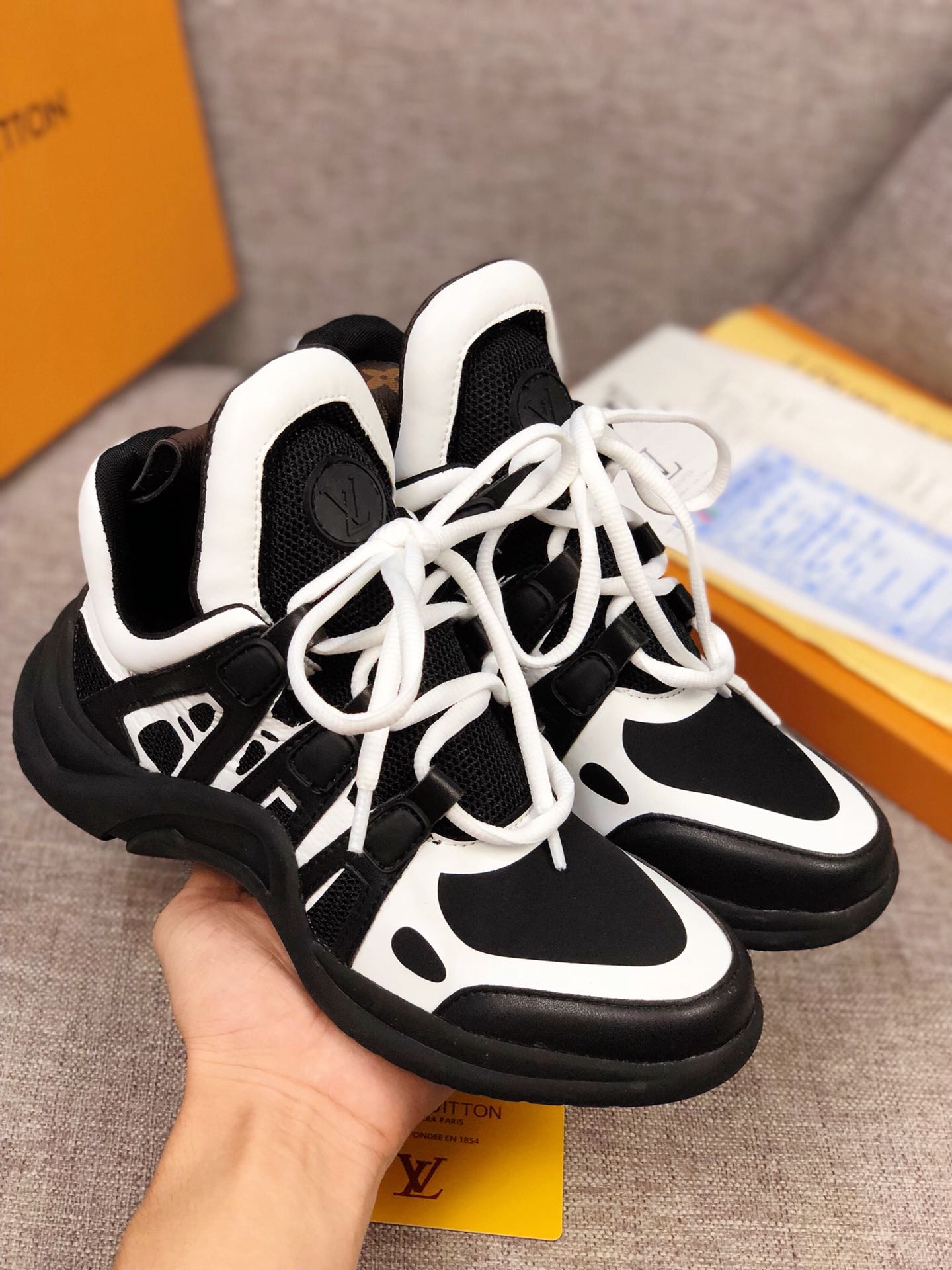 VO - LUV Archlight Black White Sneaker