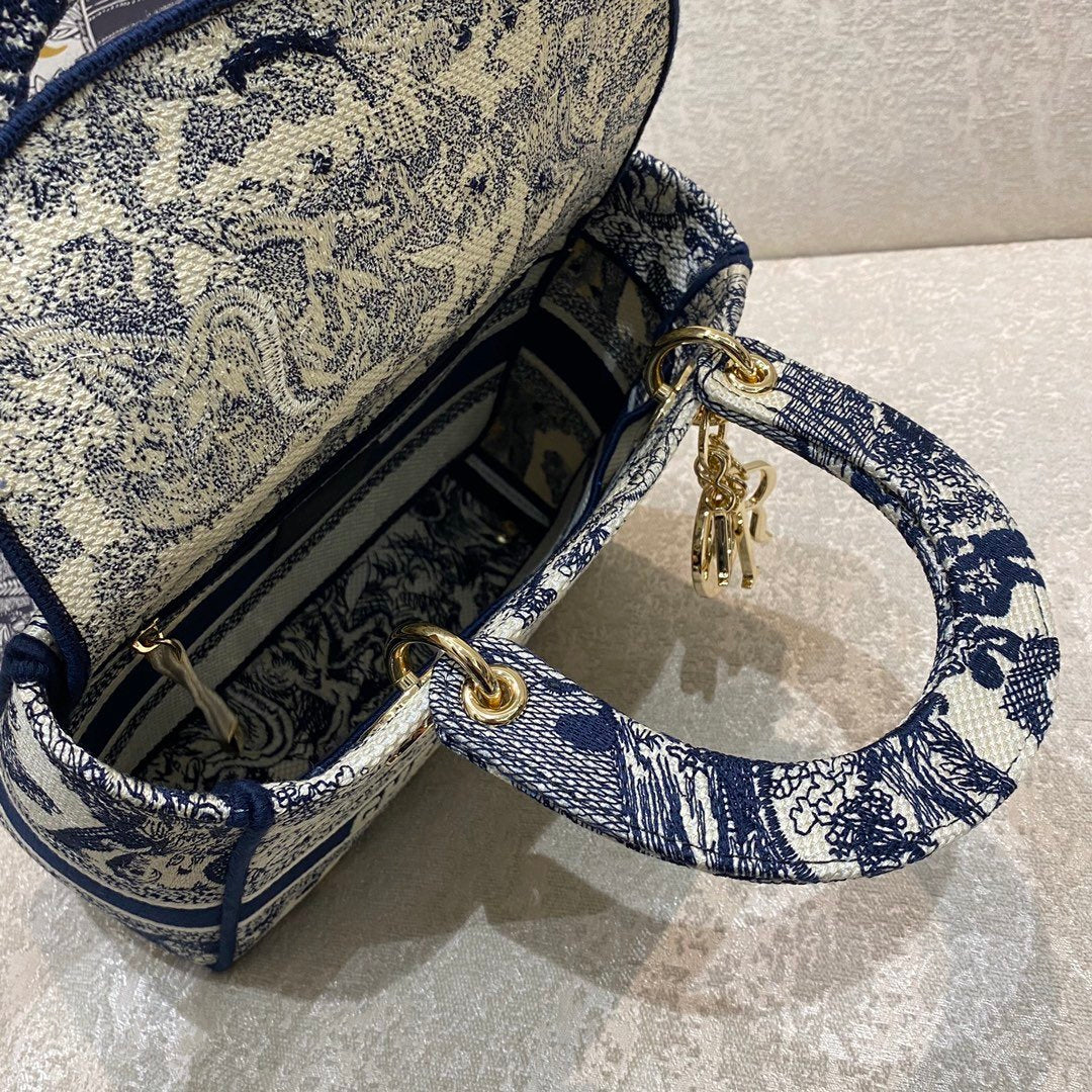 DI Medium Lady D-Lite Bag Blue Toile de Jouy Reverse Embroidery, Blue Handbags, Crossbody Bags, 24cm CD M0565ORGO_M928